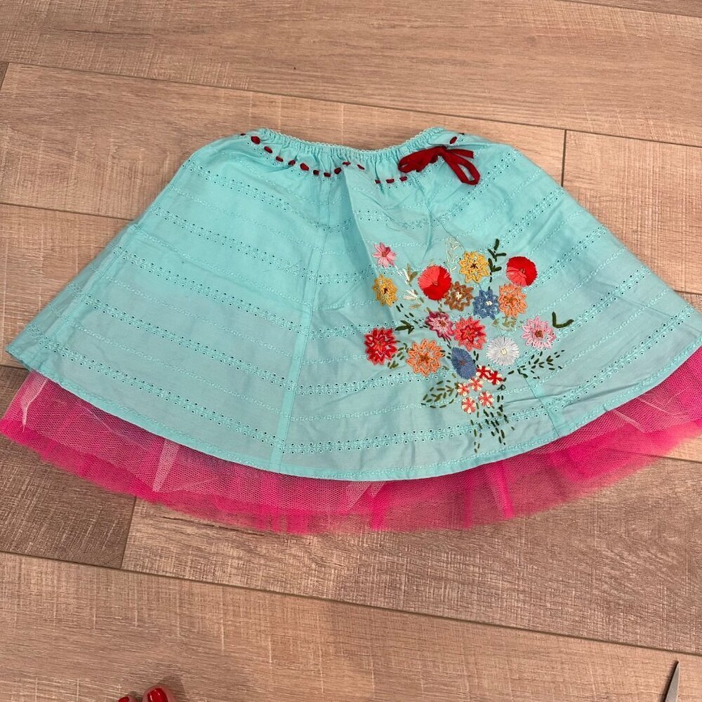 GARNET HILL GIRLS SIZE 5 FLORAL EMBROIDERED SKIRT BLUE AND PINK